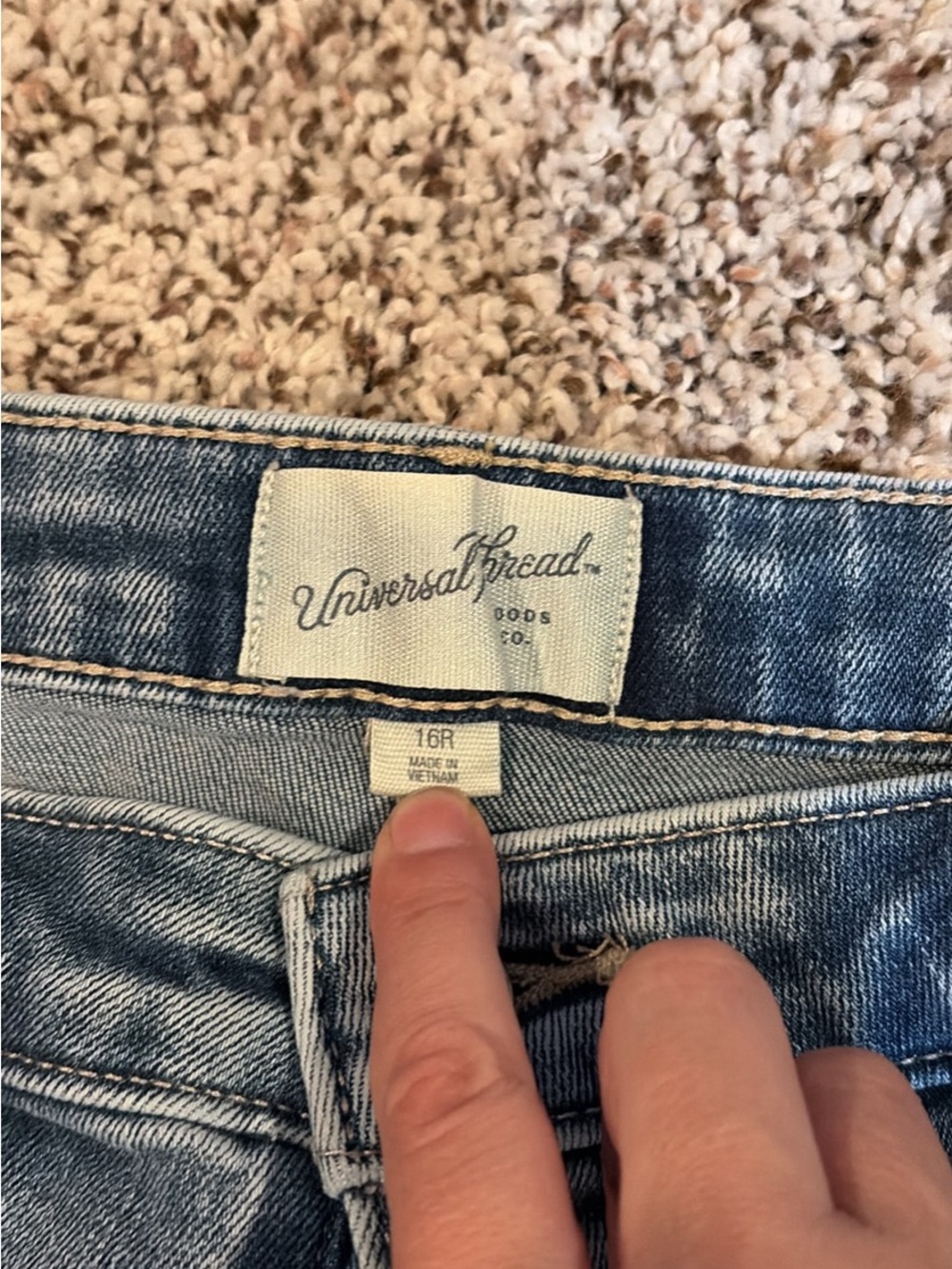 Universal Thread Women’s Medium Blue High-Rise Jeans